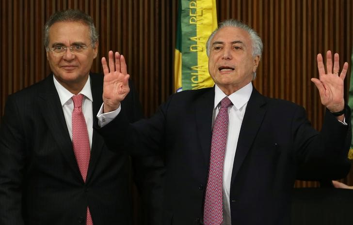 © Reuters. Presidente interino Michel Temer (D) e presidente do Senado, Renan Calheiros (E) participam de reunião com governadores no Palácio do Planalto, em Brasília