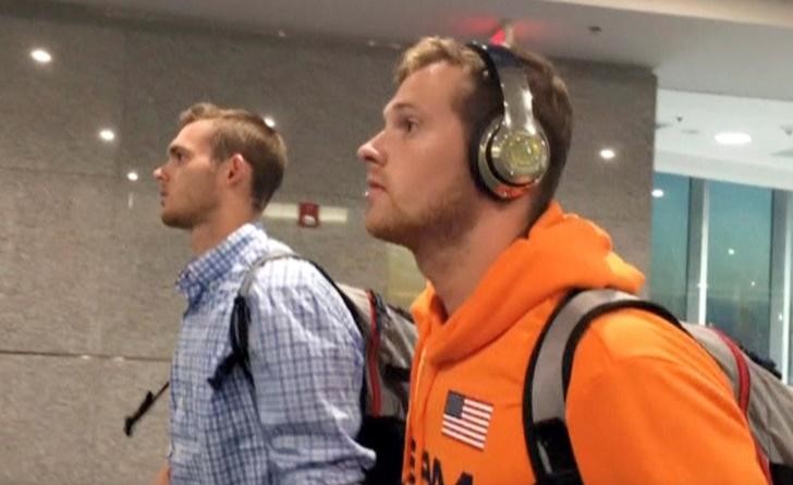 © Reuters. U.S. Swimmers Jack Conger and Gunnar Bentz arrive on an overnight flight from Brazil to Miami in Miami