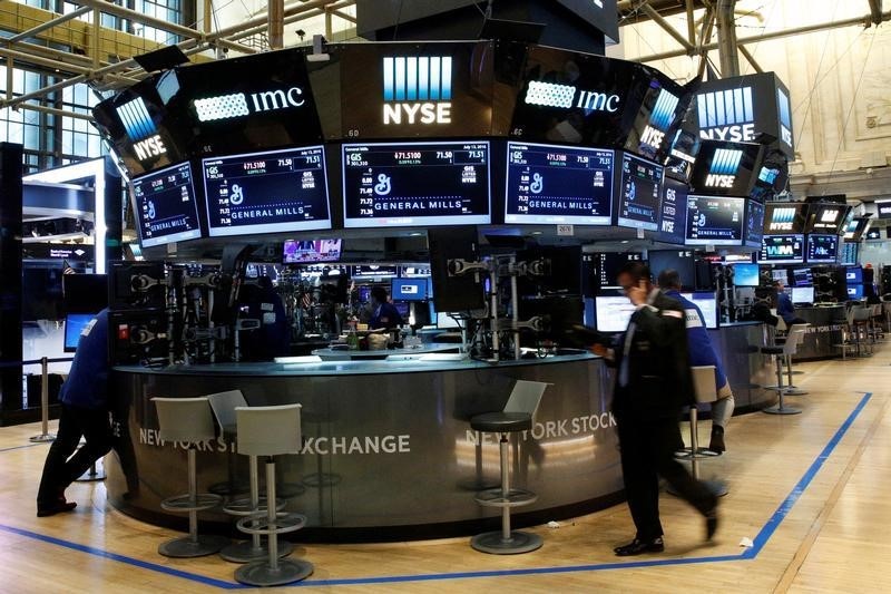 © Reuters. Traders work on the floor of the NYSE