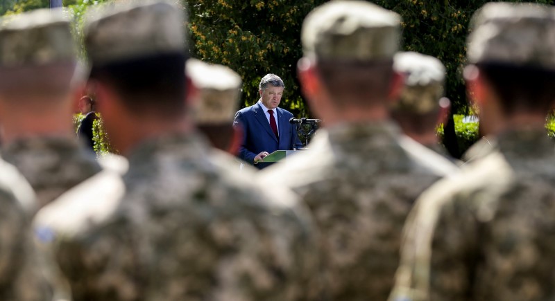 © Reuters. Ukrainian President Poroshenko addresses servicemen of the 16th separate army aviation brigade in Brody