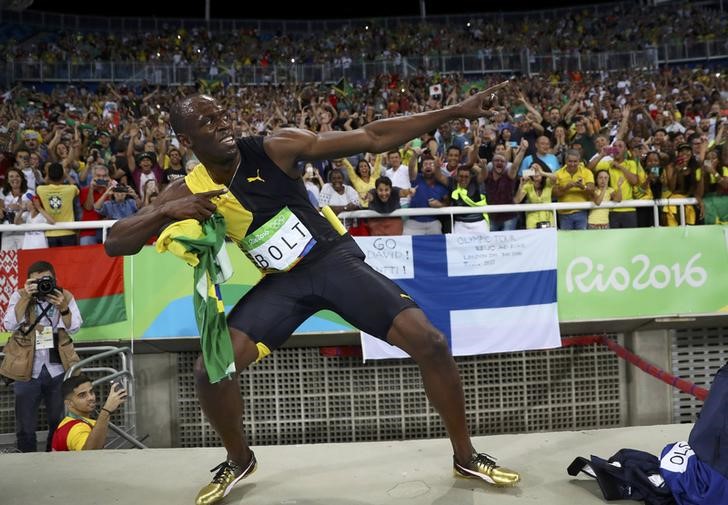 © Reuters. بولت يحصد ثلاث ذهبيات في الأولمبياد للمرة الثالثة على التوالي