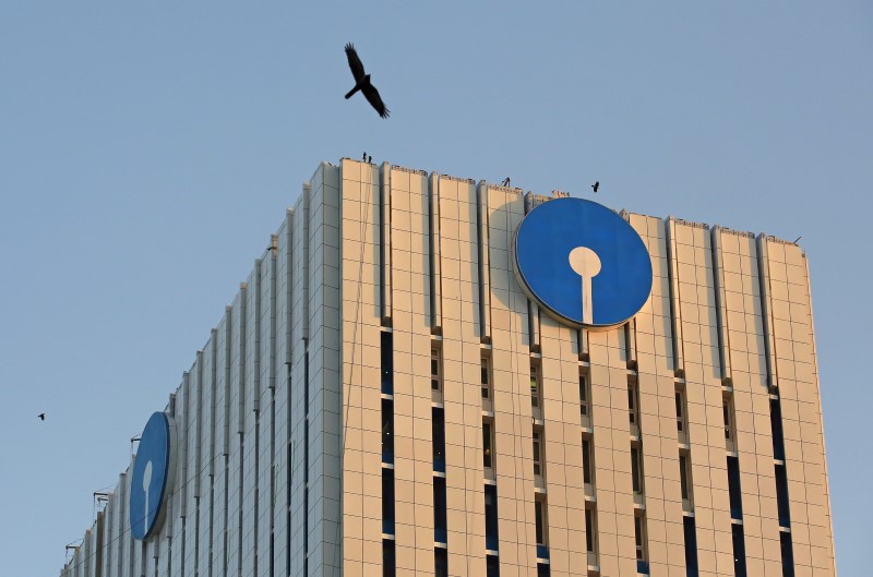© Reuters. Birds fly past the headquarters of State Bank of India in Mumbai