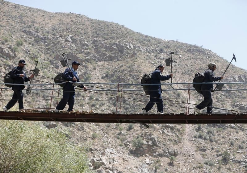 © Reuters. La falta de fondos e insurgencia dificultan la retirada de minas en Afganistán