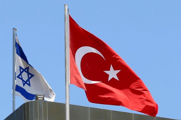 © Reuters. A Turkish flag flutters atop the Turkish embassy as an Israeli flag is seen nearby, in Tel Aviv, Israel