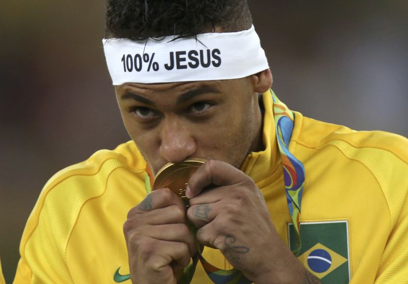 © Reuters. Football - Men's Tournament Victory Ceremony