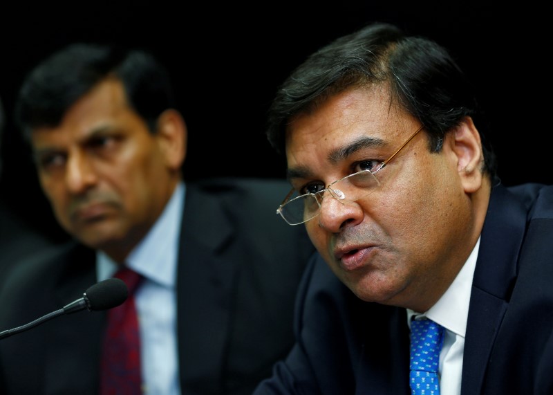 © Reuters. Patel attends a news conference after the bi-monthly monetary policy review in Mumbai
