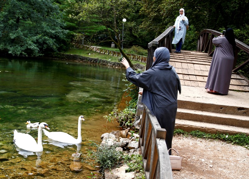 © Reuters. Tourists enjoy at Vrelo Bosne nature park in Ilidza near Sarajevo