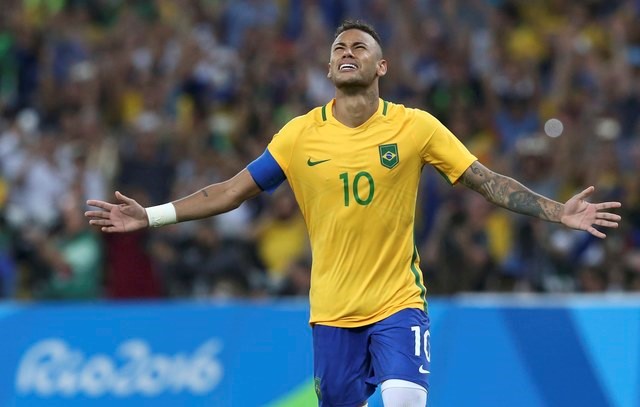 © Reuters. Foto del sábado de Neymar celebrando tras darle a Brasil la medalla de oro olímpica en fútbol