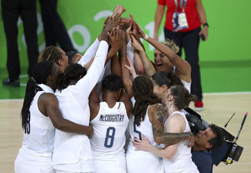 © Reuters. EEUU arrolla a España y gana sexto oro seguido en baloncesto femenino