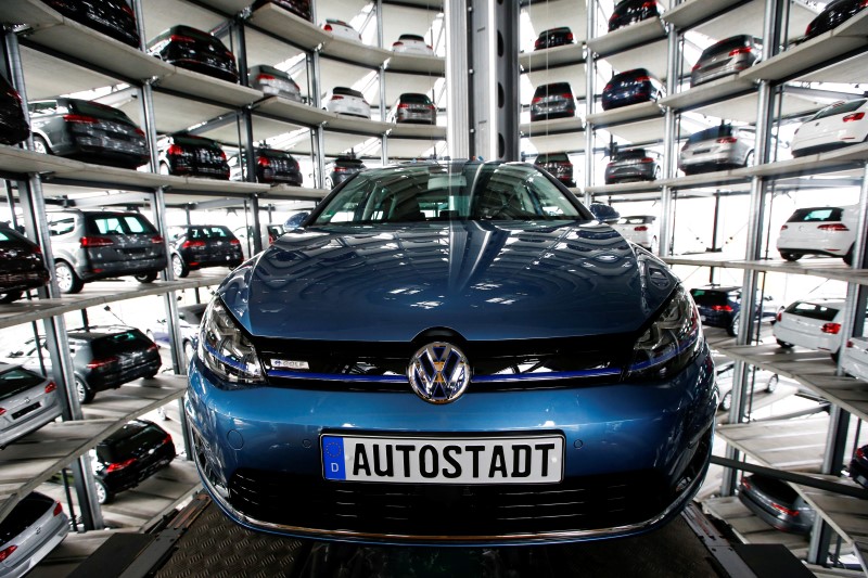 © Reuters. A Volkswagen Golf car is loaded in a delivery tower at the plant of German carmaker in Wolfsburg