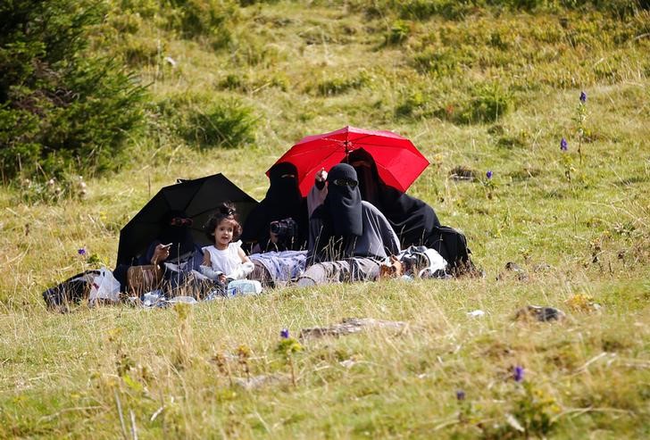 © Reuters. En Bosnia, el turismo del Golfo alienta los comercios, pero divide a la población