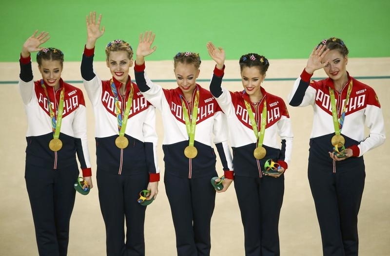 © Reuters. روسيا تفوز بالذهبية الاولمبية الخامسة على التوالي في الجمباز الايقاعي لفرق السيدات