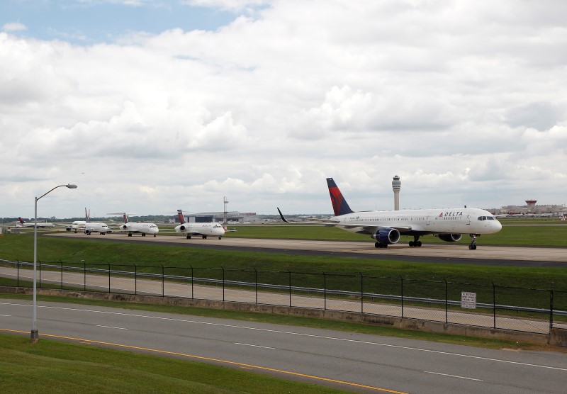 © Reuters. Delta airplanes line up on the taxi way for take off after Delta Air Lines' computer systems crashed on Monday, at Hartsfield Jackson Atlanta International Airport in Atlanta, Georgia