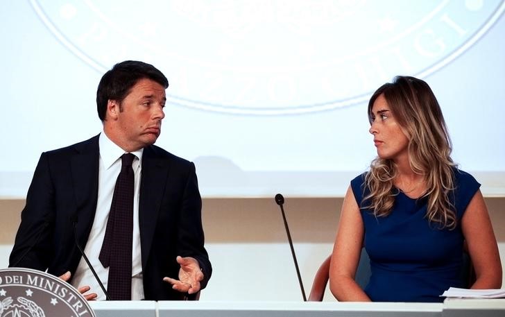 © Reuters. Italian PM Renzi speaks to Italy's Minister for Constitutional Reforms and Parliamentary Relations Boschi during news conference in Rome