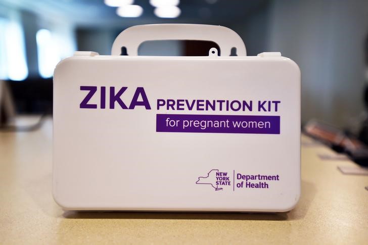 © Reuters. The New York State Department of Health unveiled a Zika Prevention Kit for pregnant women during the rollout of a Zika Information hotline and website, in New York