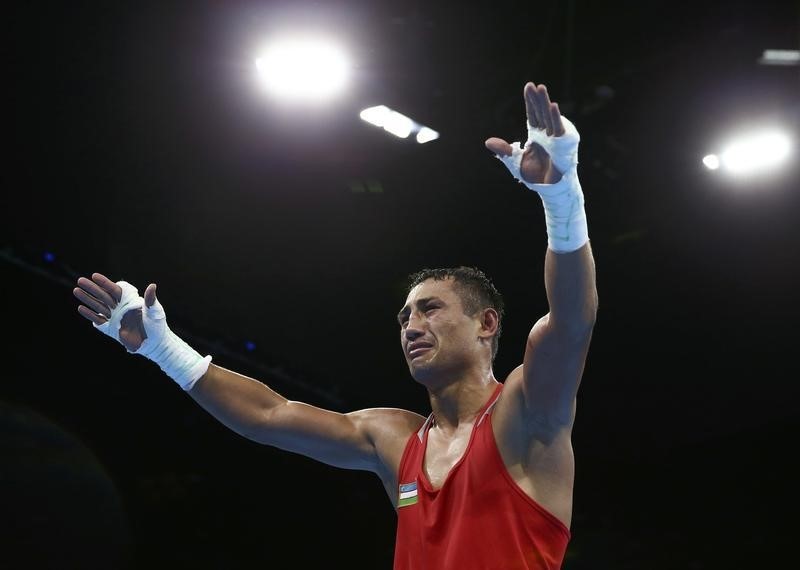 © Reuters. الملاكم الأوزبكي جايبنازاروف يفوز بذهبية وزن خفيف الوسط في اولمبياد ريو