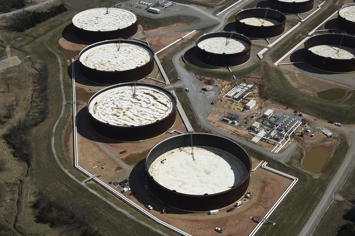 © Reuters. Crude oil storage tanks are seen from above at the Cushing oil hub in Cushing