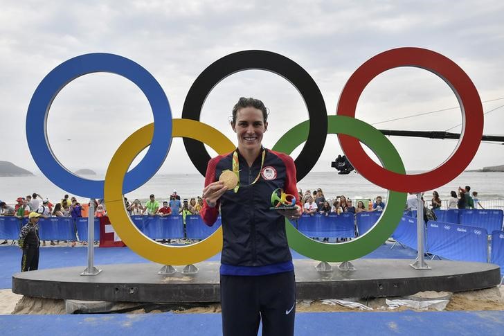 © Reuters. Triathlon - Women's Victory Ceremony