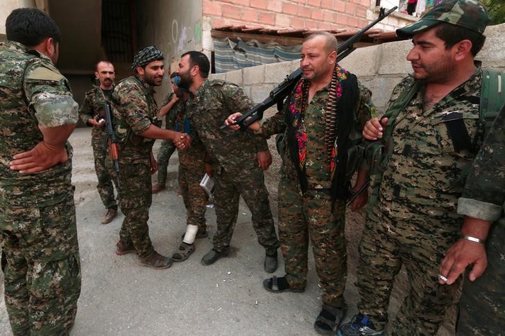 © Reuters. وحدات حماية الشعب الكردية تشن هجوما لطرد الجيش السوري من مدينة الحسكة