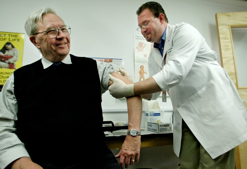 © Reuters. L'ÉPIDÉMIOLOGISTE AMÉRICAIN DONALD HENDERSON EST MORT