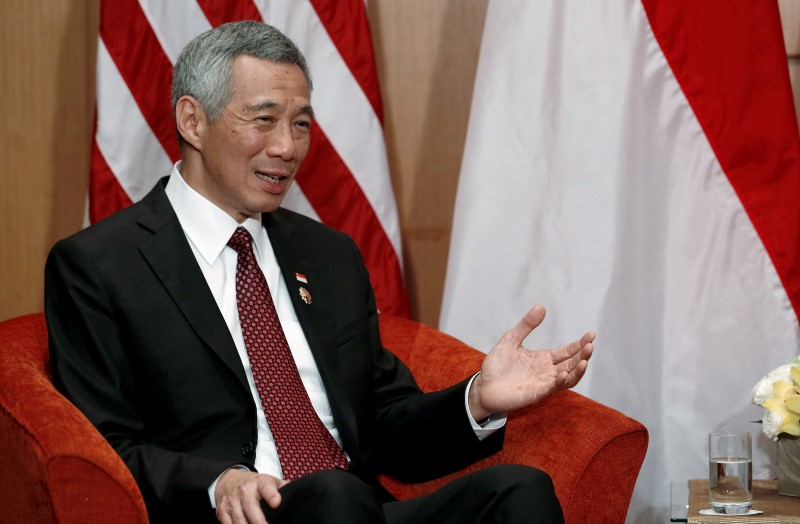 © Reuters. Lee delivers remarks to reporters after a bilateral meeting with Obama alongside the East Asia Summit in Kuala Lumpur