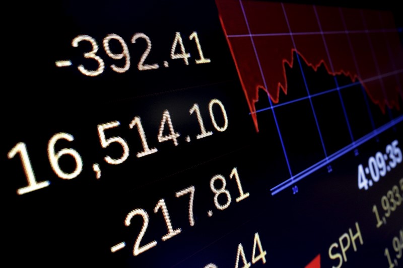 © Reuters. A screen displays the Dow Jones Industrial Average after the end of trading on the floor of the New York Stock Exchange