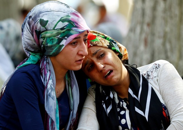 © Reuters. Mulheres em funeral de vítimas de ataque em festa de casamento na Turquia