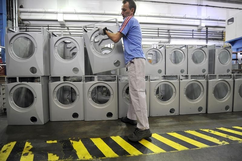 © Reuters. A worker arranges washing machines at a factory of Slovenia's largest household appliances maker Gorenje in Velenje