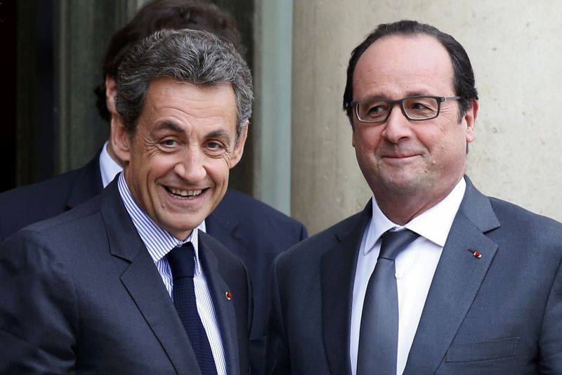 © Reuters. File photo of French President Hollande who stands with Sarkozy, former president and current head of the Les Republicains political party at the Elysee Palace in Paris