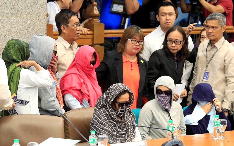 © Reuters. Relatives of slain people attend a Senate hearing investigating drug-related killings at the Senate headquarters in Manila