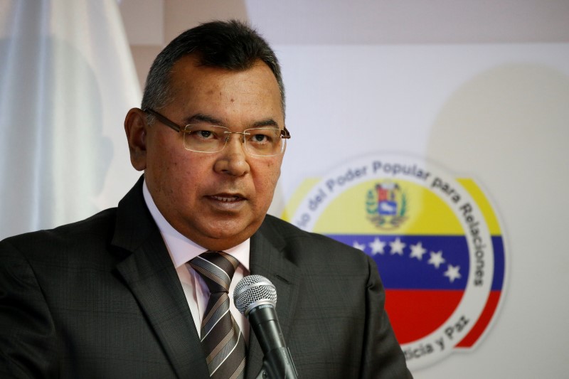 © Reuters. Venezuela's Interior and Justice Minister Nestor Reverol speaks during a news conference in Caracas