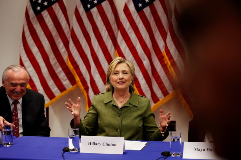 © Reuters. U.S. Democratic presidential nominee Hillary Clinton delivers remarks at a gathering of law enforcement leaders including New York Police Commissioner Bill Bratton at John Jay College of Criminal Justice in New York
