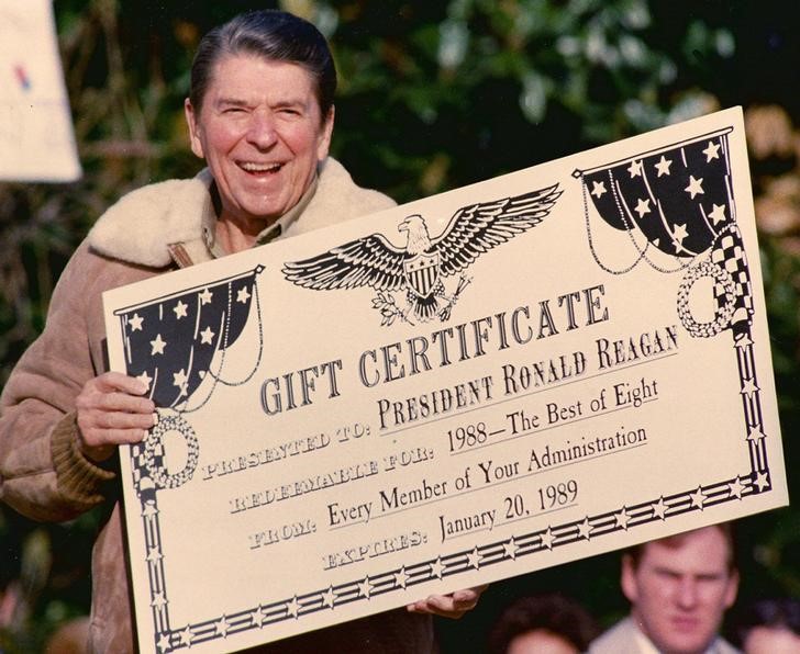 © Reuters. Em foto de arquivo, o ex-presidente dos EUA Ronald Reagan recebe presente de aniversário na Casa Branca, em Washington