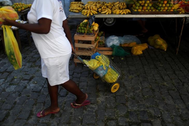 © Reuters. A woman shops at a street market in Rio de Janeiro
