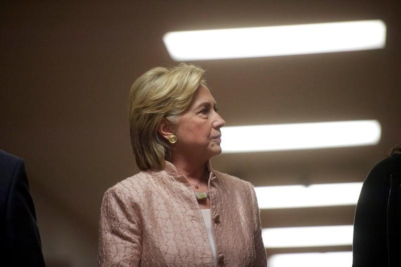 © Reuters. U.S. Democratic presidential nominee Hillary Clinton tours John Marshall High School before holding a rally in Cleveland, Ohio