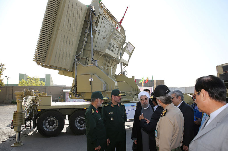 © Reuters. File photo of Iran's President Hassan Rouhani and Iranian Defence Minister Hossein Dehghan standing in front of the new air defense missile system Bavar-373, in Tehran