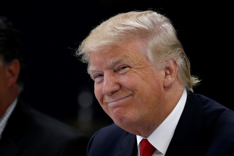 © Reuters. Republican presidential nominee Donald Trump speaks during a round table discussion with law enforcement officials in Akron