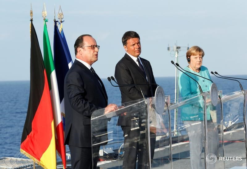 © Reuters. El primer ministro italiano, Matteo Renzi (centro); la canciller alemana, Angela Merkel (derecha); y el presidente francés, Francois Hollande (izquierda) durante una conferencia de prensa a bordo del portaaviones italiano Garibaldi en la costa de la isla Ventotene
