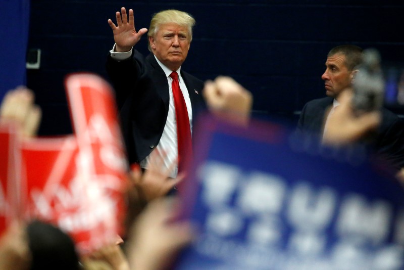 © Reuters. Republican presidential nominee Donald Trump walks offstage following a campaign rally in Akron