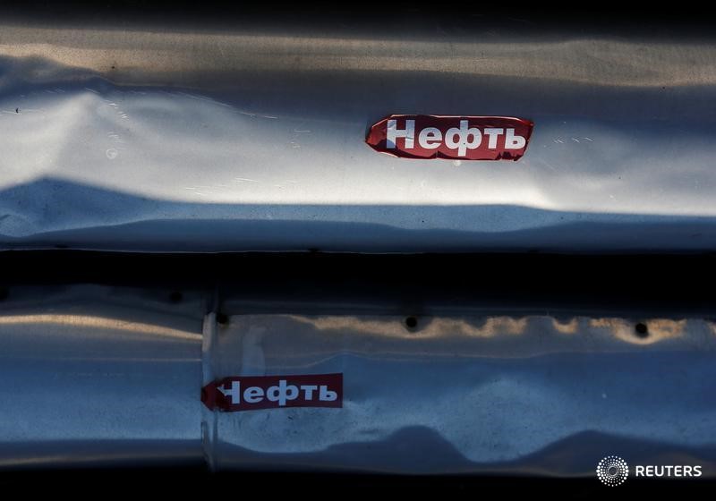 © Reuters. Трубы на Приобском месторождении близ Нефтеюганска