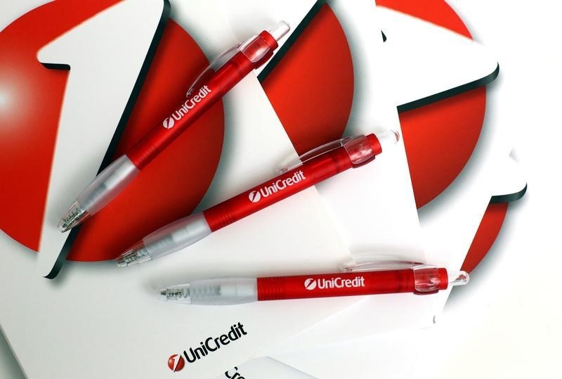 © Reuters. Unicredit's bank logo is pictured on block notes and pens at the headquarters in Milan