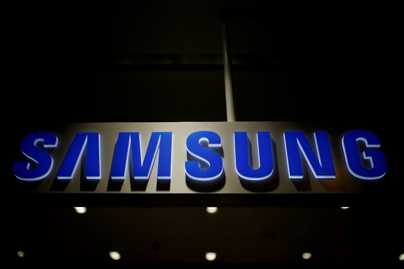 © Reuters. The logo of Samsung Electronics is seen at its headquarters in Seoul
