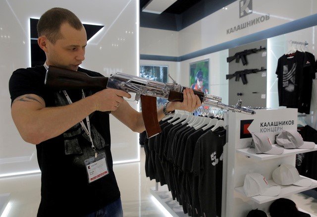 © Reuters. Kalashnikov abre una tienda en el mayor aeropuerto de Moscú