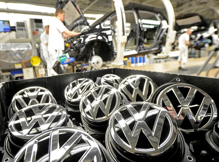 © Reuters. Emblems of VW Golf VII car are pictured in a production line at the plant of German carmaker Volkswagen in Wolfsburg
