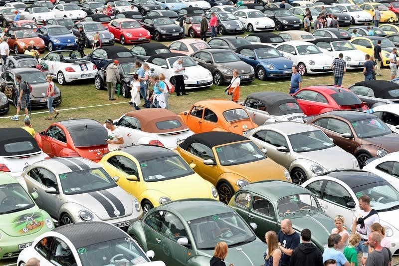 © Reuters. VW presents new Beetle at "Sunshinetour 2016"