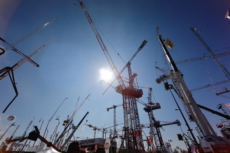 © Reuters. Cranes are on display at the 'Bauma' Trade Fair for Construction, Building Material and Mining Machines and Construction Vehicles and Equipment in Munich