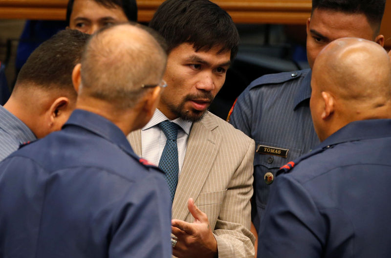 © Reuters. Filipino boxer and Senator Manny Pacquiao talks to Philippine National Police chief Director-General Ronald dela Rosa and other police officers during a Senate hearing on crackdown on illegal drugs in Pasay, Metro Manila