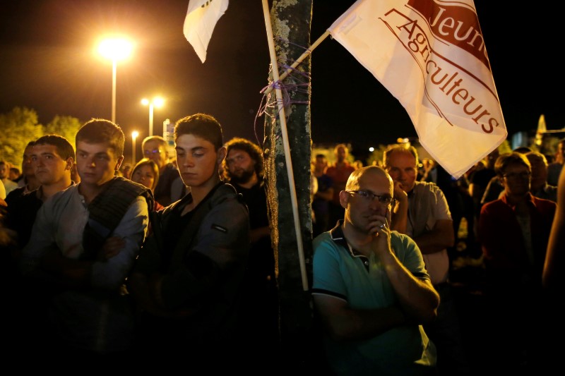 © Reuters. French dairy farmers from the FNSEA union gather as they block the round-about access to the Lactalis plant as they protest against the price of milk in Laval