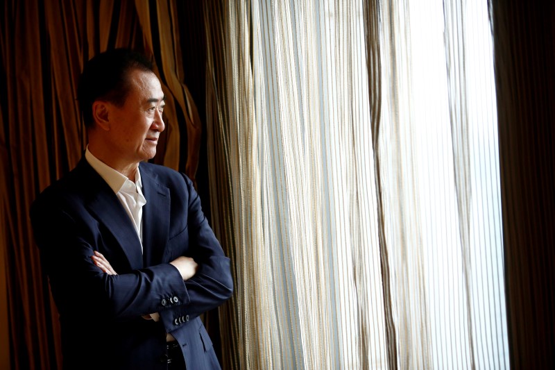 © Reuters. Wang Jianlin, chairman of the Wanda Group, poses for pictures after an interview in Beijing