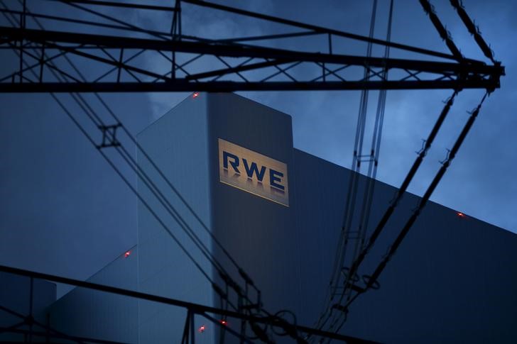 © Reuters. The logo of RWE, one of Europe's biggest electricity and gas companies is seen at block F/G of RWE's new coal power plant in Neurath